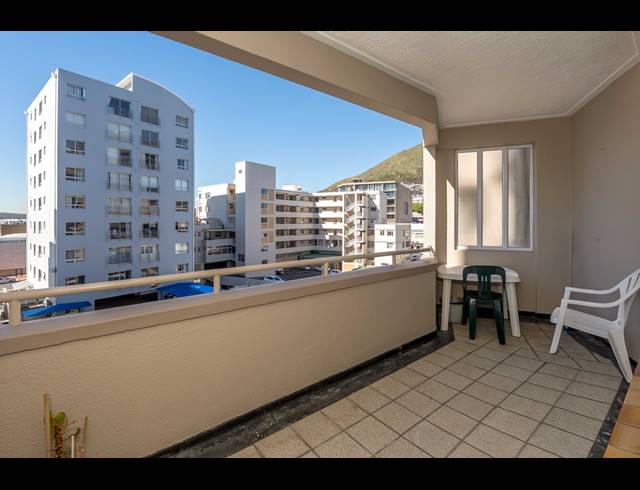 2 BEDROOM APARTMENT TO LET IN THREE ANCHOR BAY